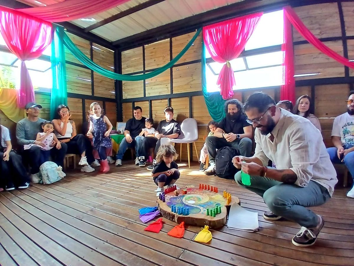 Cristiam Herrán explaining the game to the families